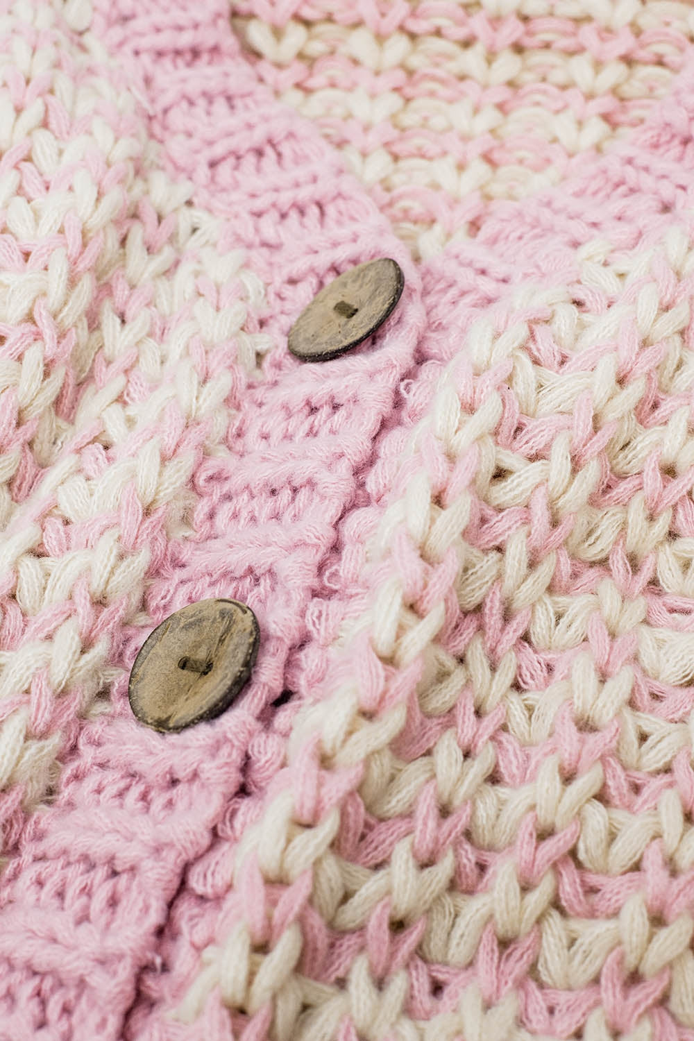 Cardigan à carreaux avec gros boutons en bois en rose