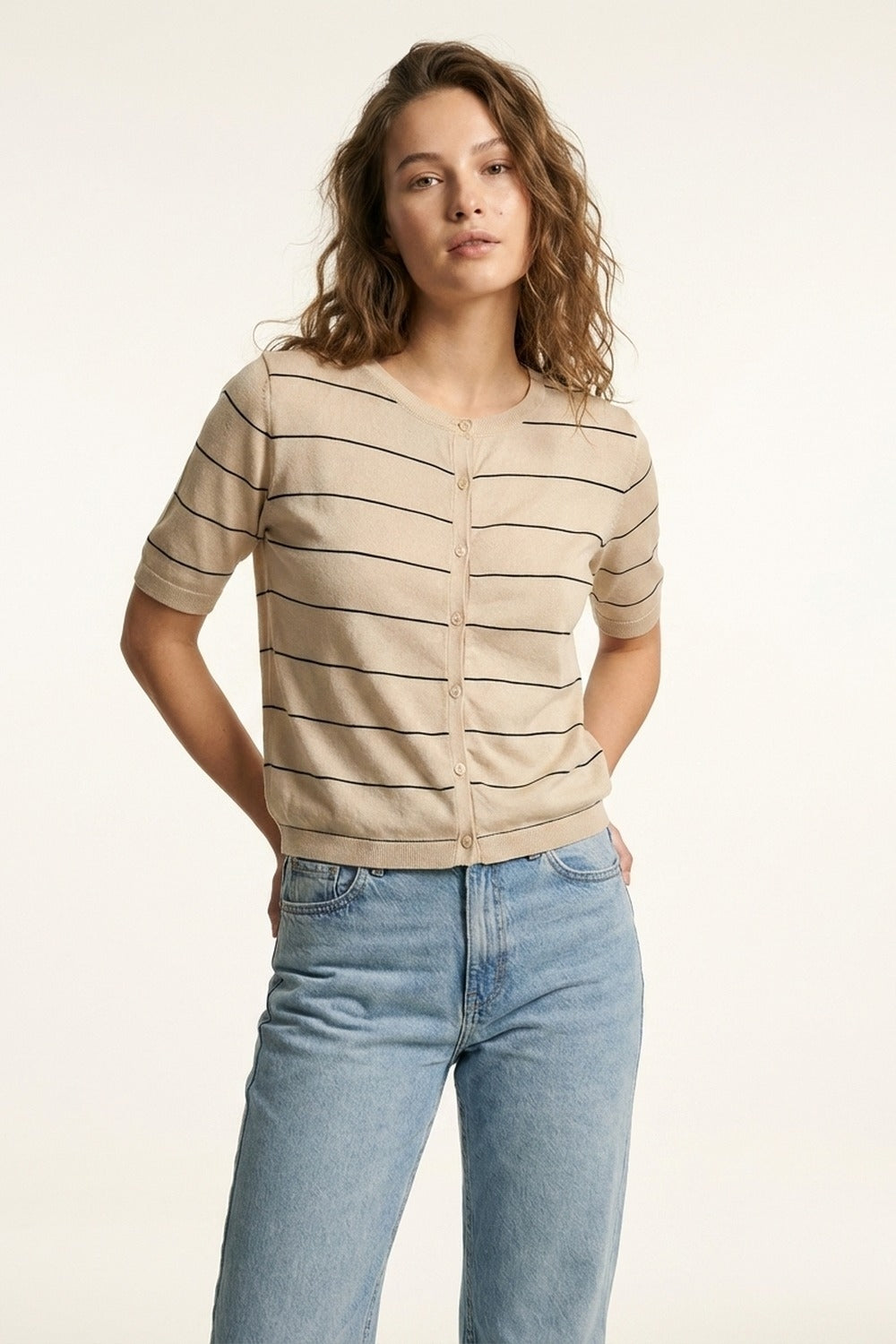 Cardigan à manches courtes boutonné et rayé beige