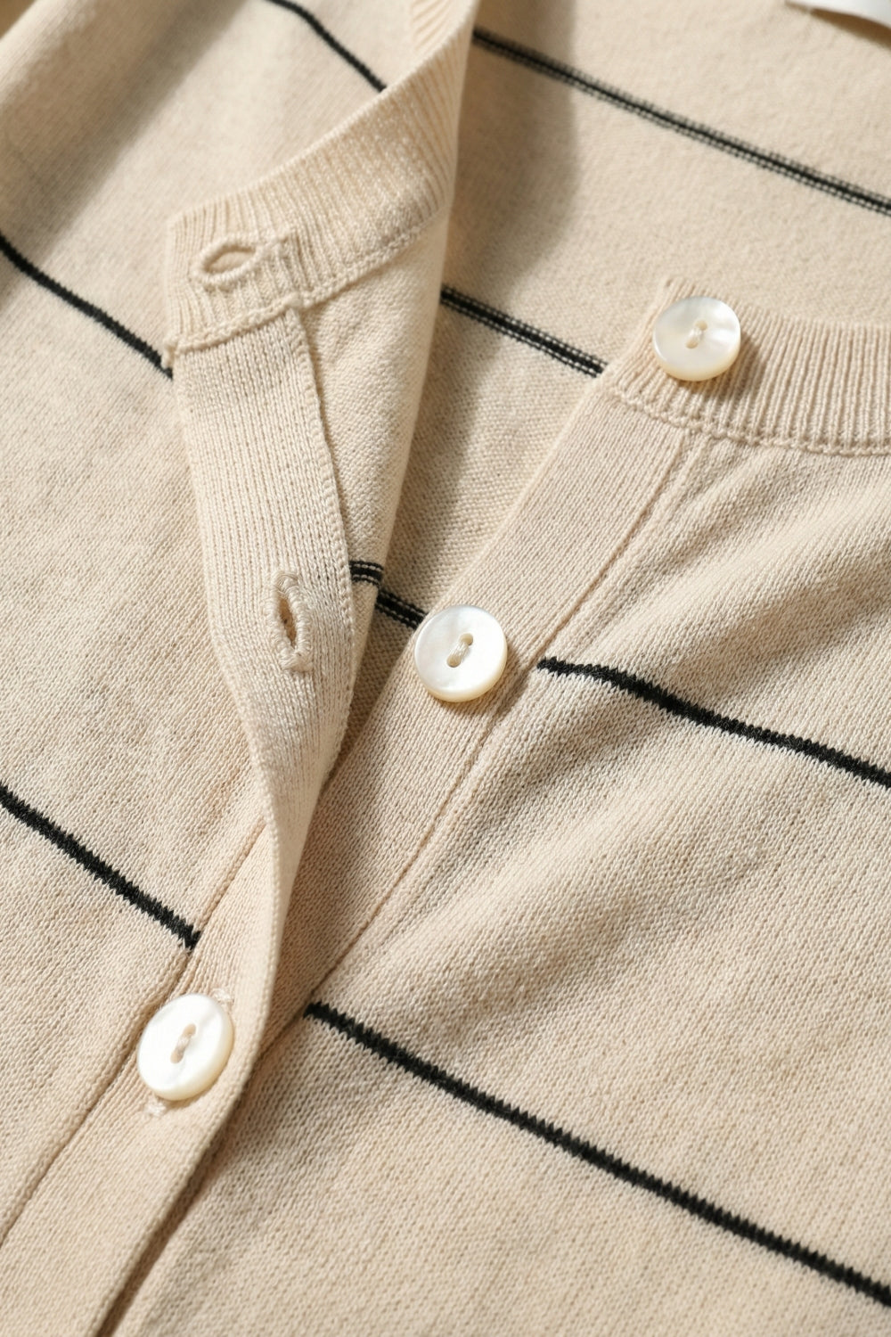 Cardigan à manches courtes boutonné et rayé beige
