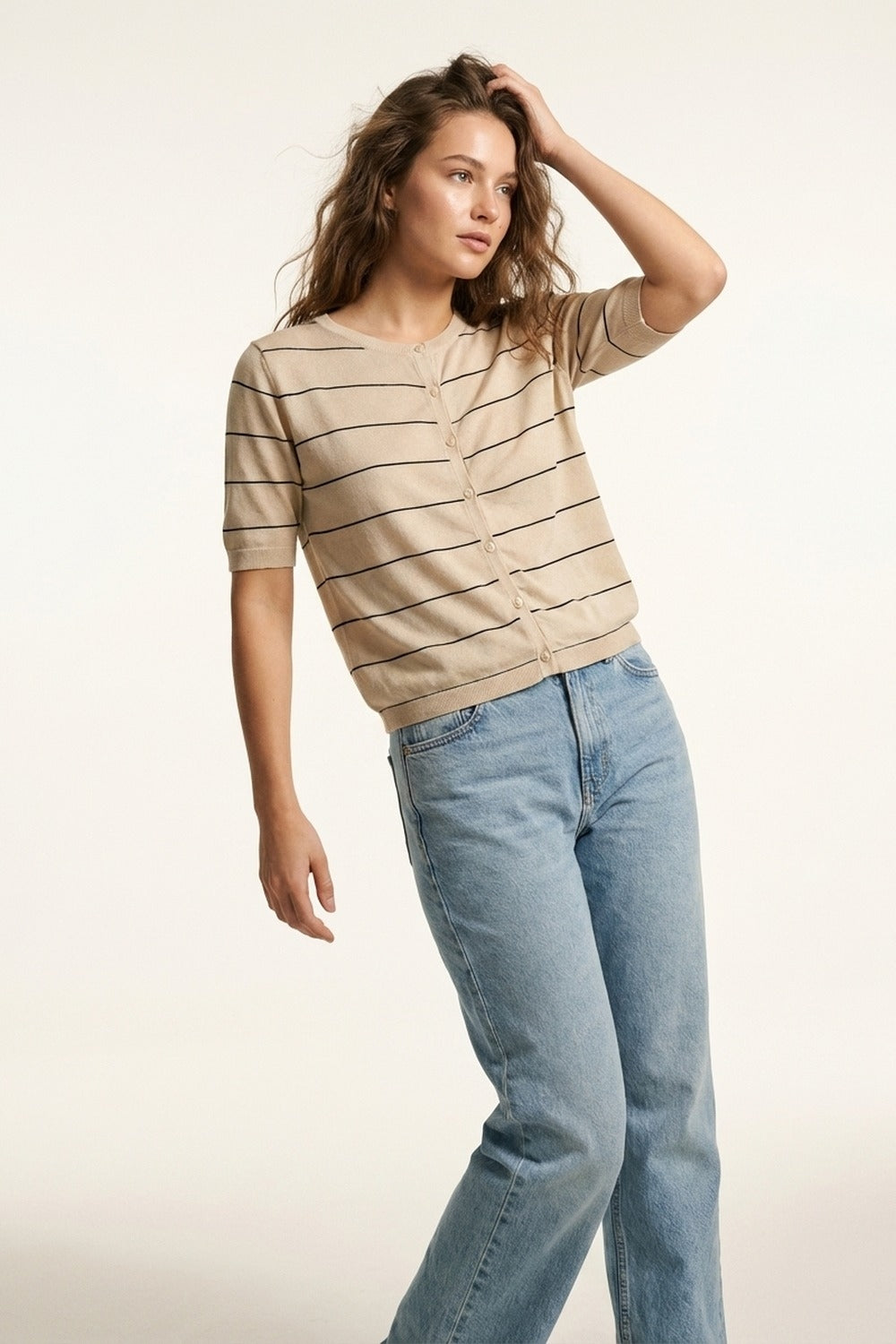 Cardigan à manches courtes boutonné et rayé beige