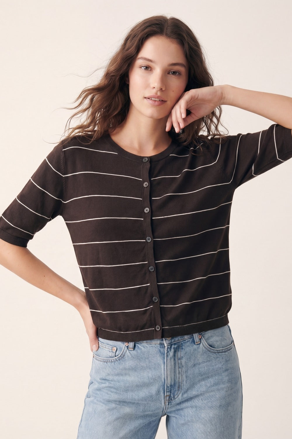 Cardigan à manches courtes en maille boutonnée rayée marron