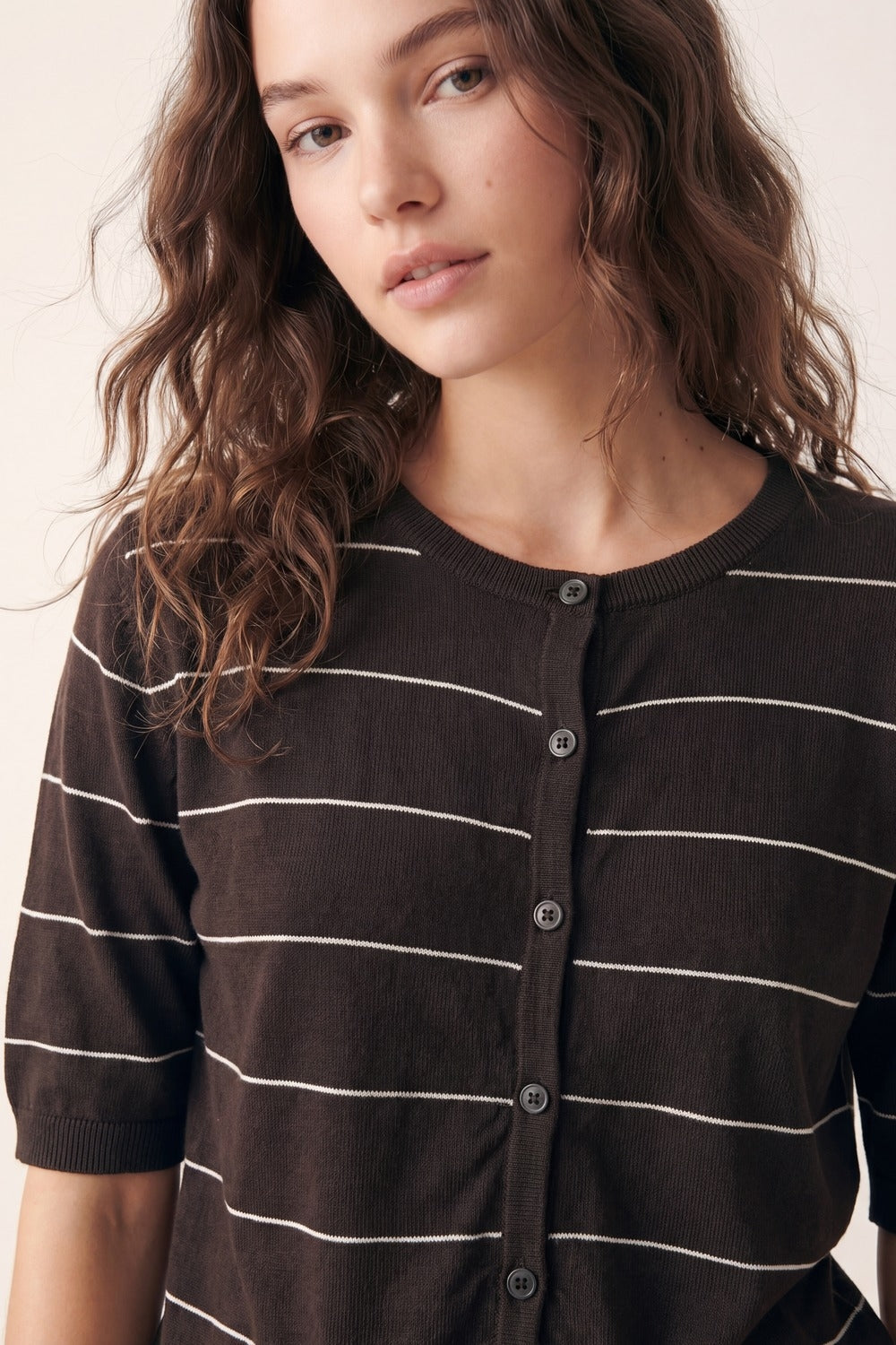 Cardigan à manches courtes en maille boutonnée rayée marron