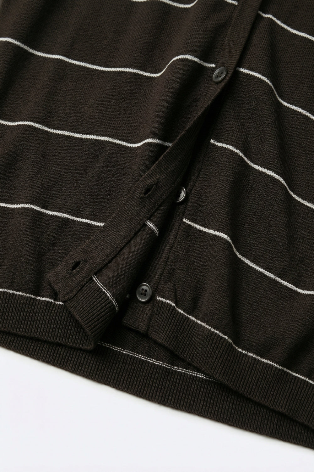 Cardigan à manches courtes en maille boutonnée rayée marron