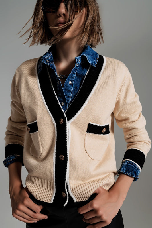 Q2 cardigan beige avec poches et style Channel