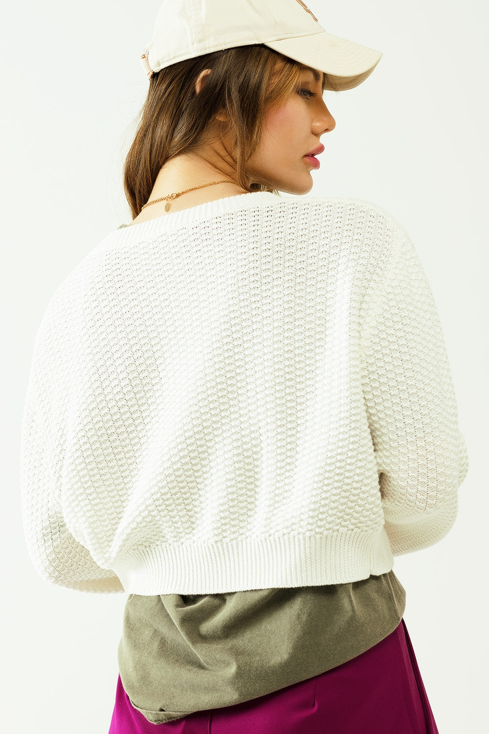 Cardigan blanc à manches longues avec fermeture à boutons et poches sur le devant