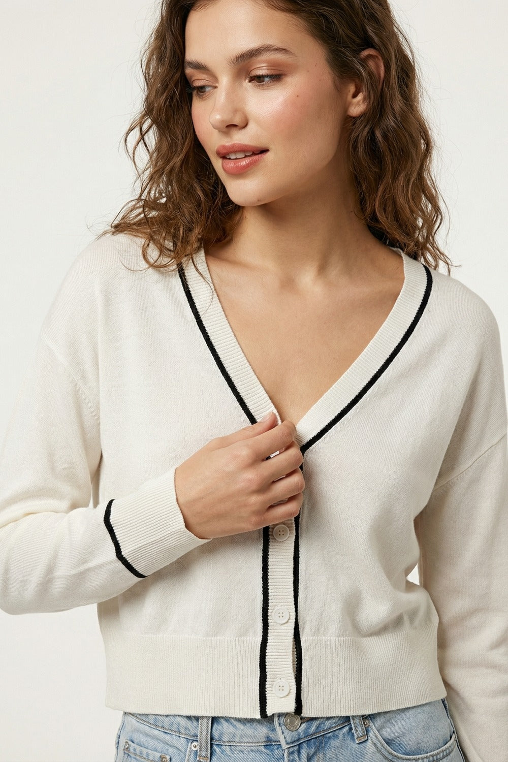 Cardigan blanc en maille fine avec bordures contrastées en noir