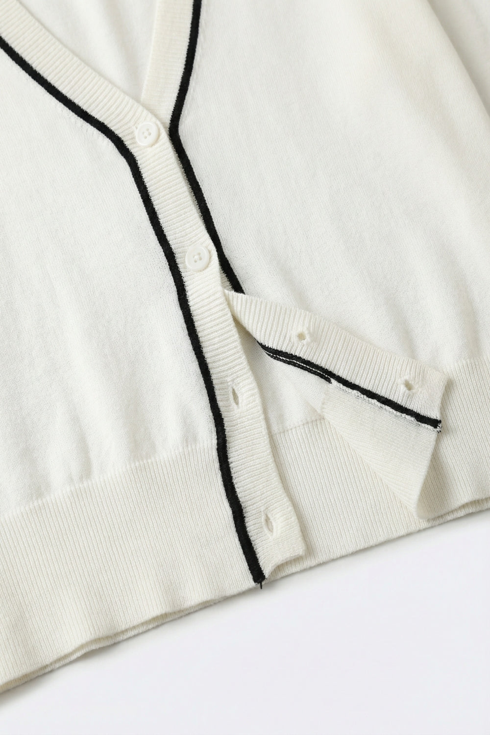 Cardigan blanc en maille fine avec bordures contrastées en noir