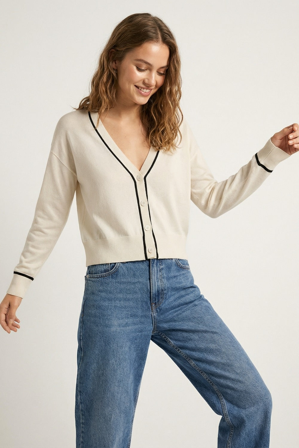 Cardigan blanc en maille fine avec bordures contrastées en noir