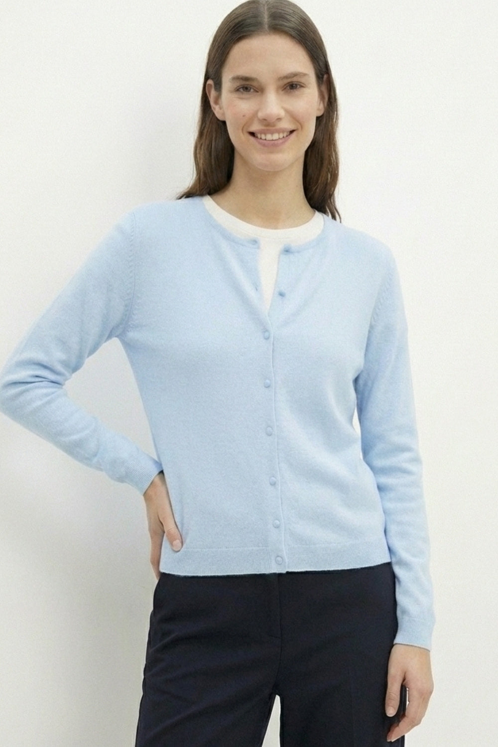 Cardigan bleu clair en maille côtelée avec boutons en nacre