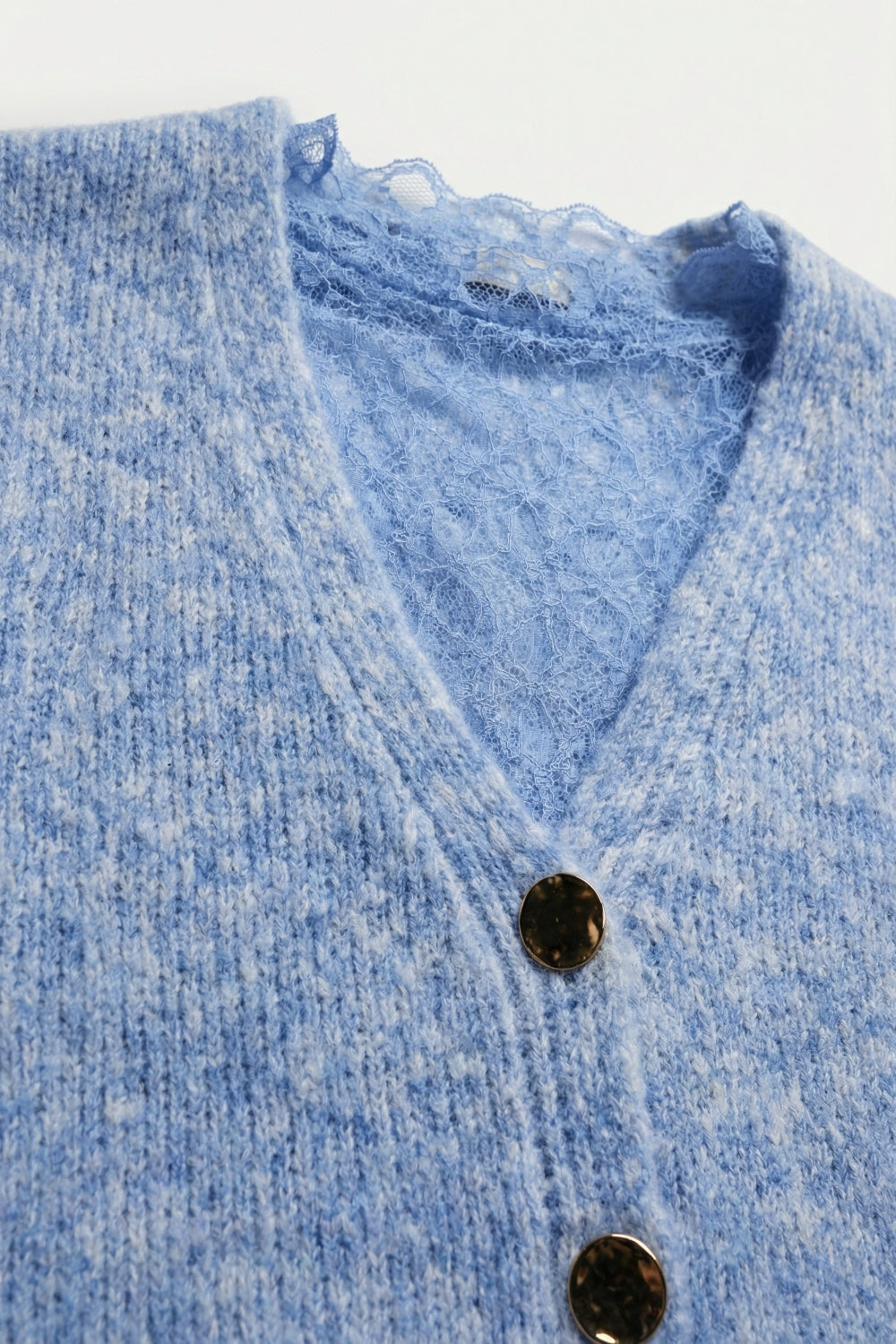 Cardigan bleu sans manches avec empiècement en dentelle et boutons argentés