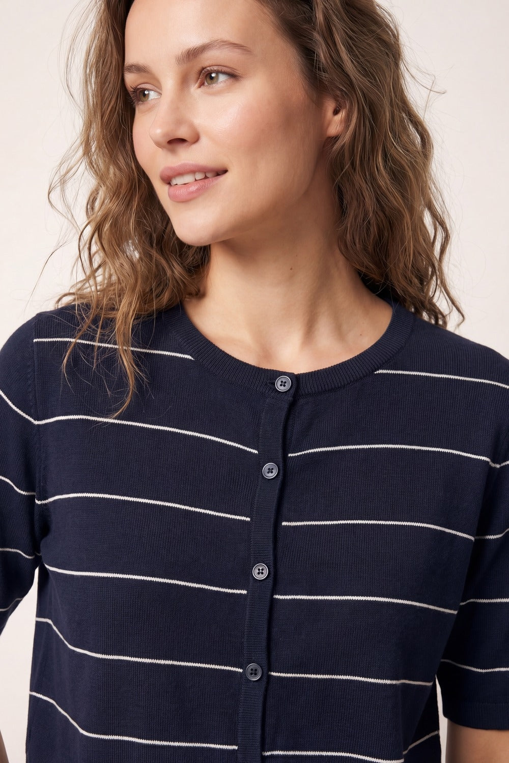 Cardigan boutonné à manches courtes en maille rayée bleu marine