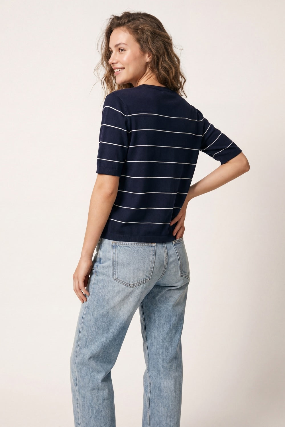 Cardigan boutonné à manches courtes en maille rayée bleu marine