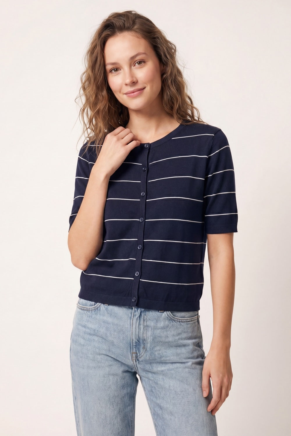 Cardigan boutonné à manches courtes en maille rayée bleu marine