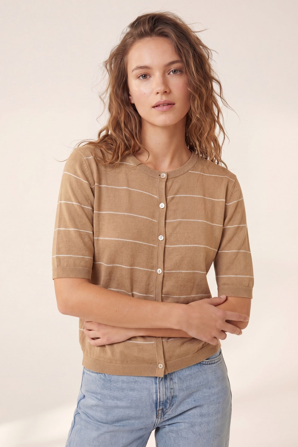 Cardigan boutonné à manches courtes rayé camel