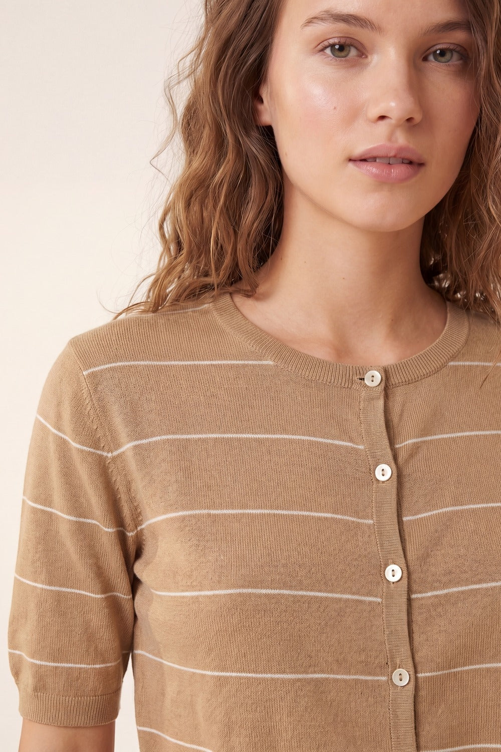 Cardigan boutonné à manches courtes rayé camel
