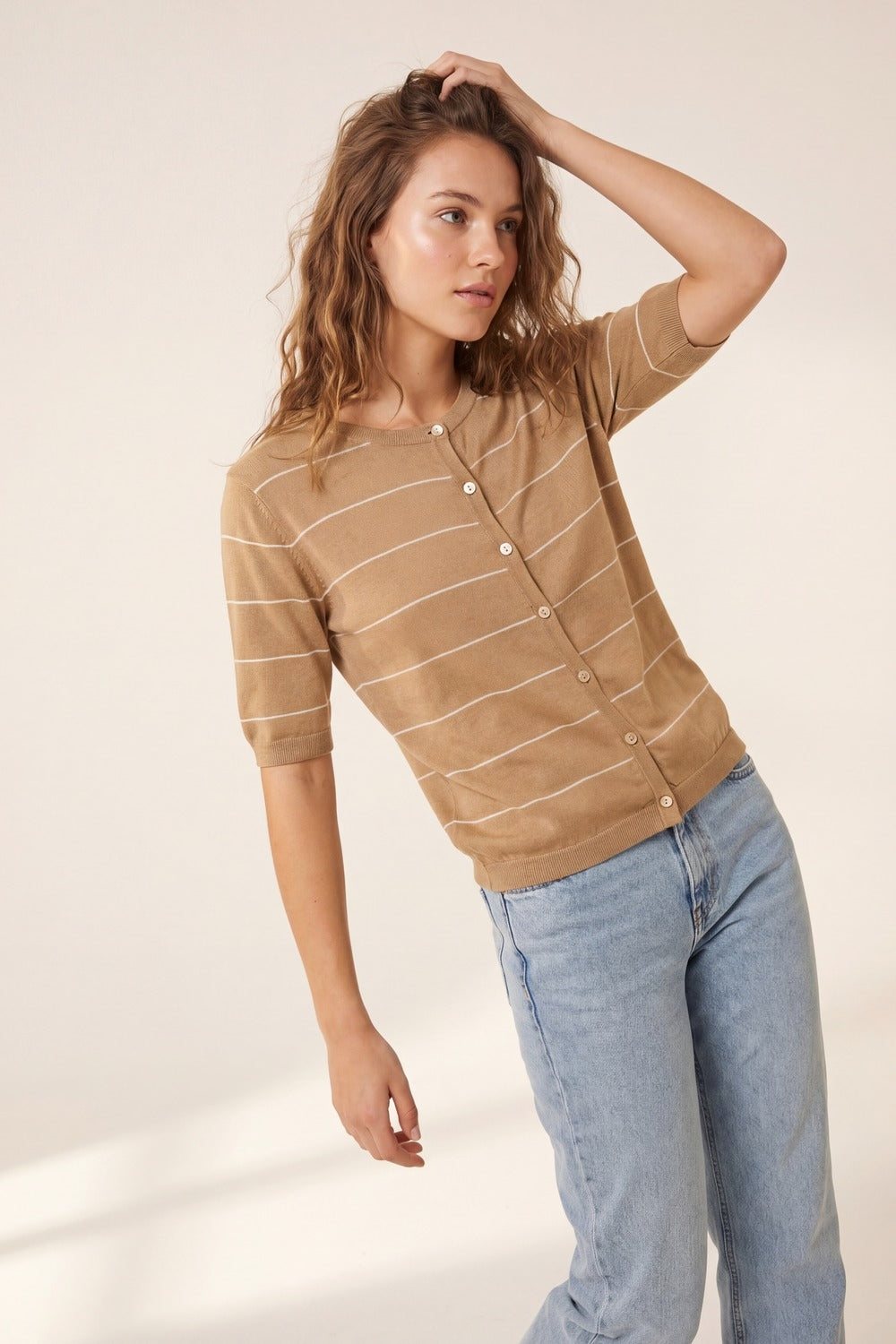 Cardigan boutonné à manches courtes rayé camel