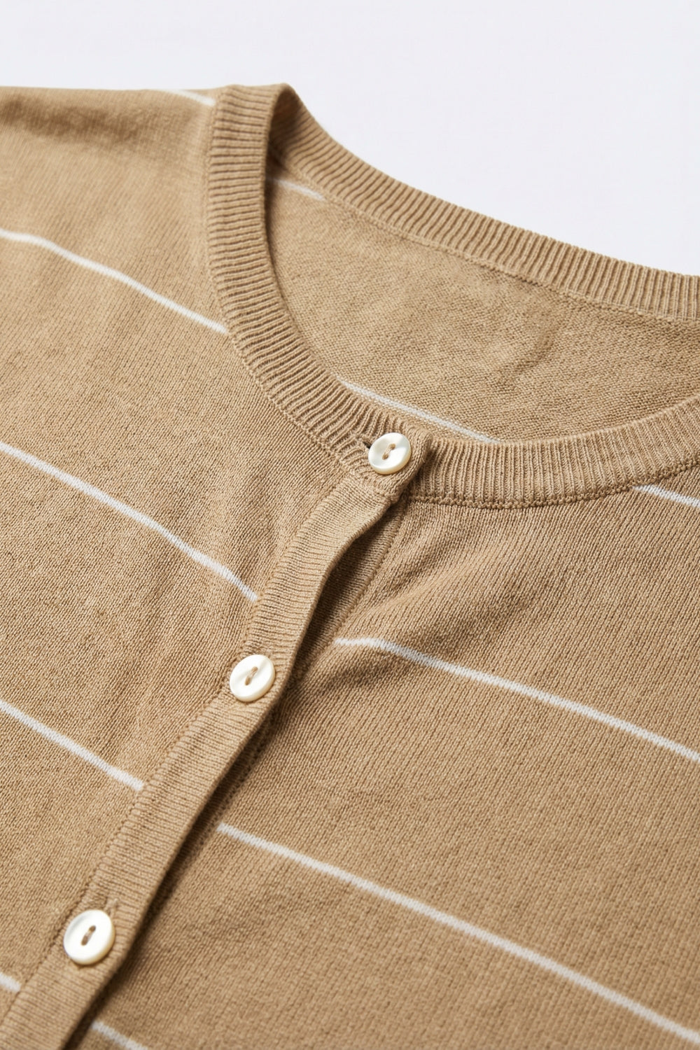 Cardigan boutonné à manches courtes rayé camel