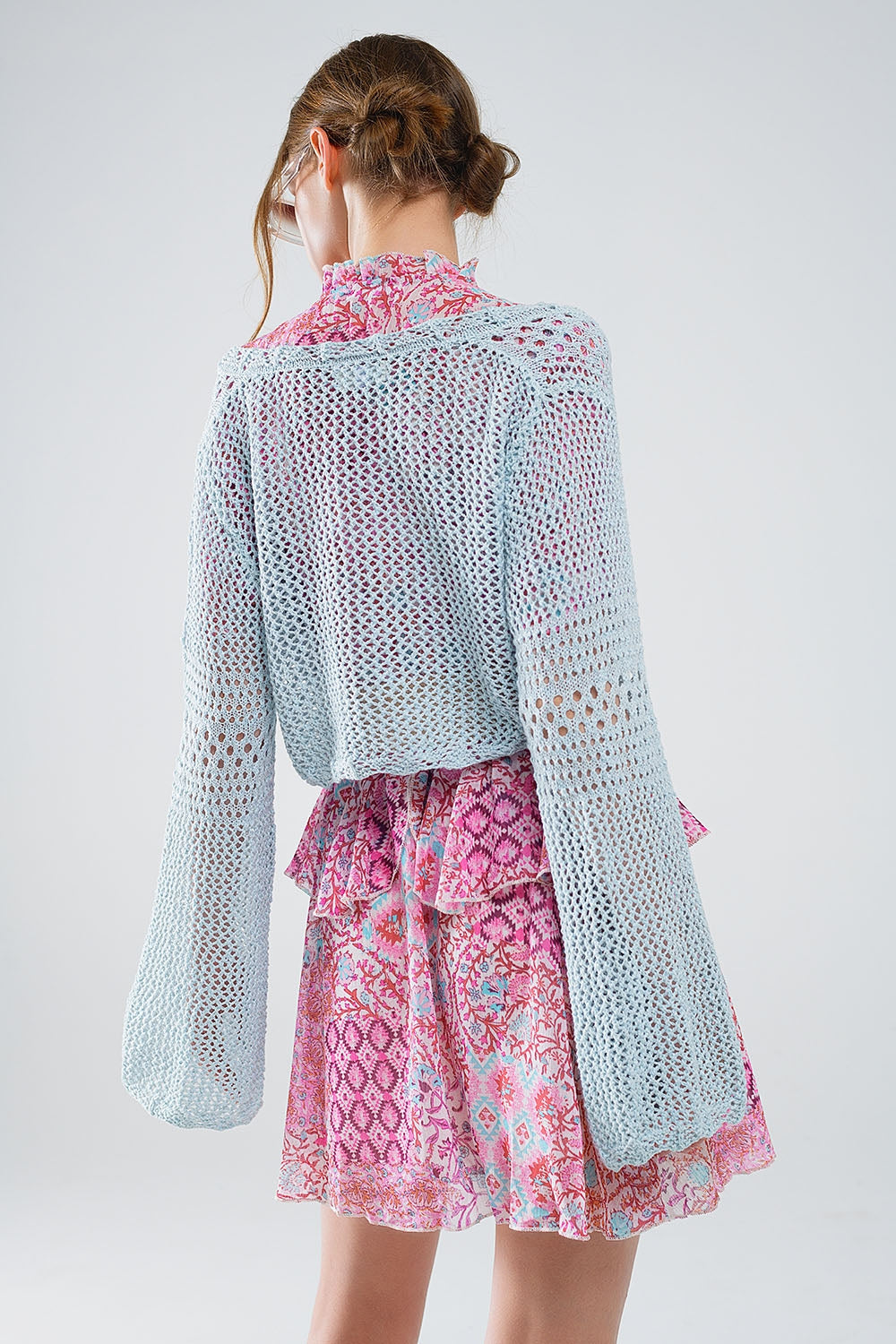 Cardigan court en Baby bleu avec fermeture à nouer