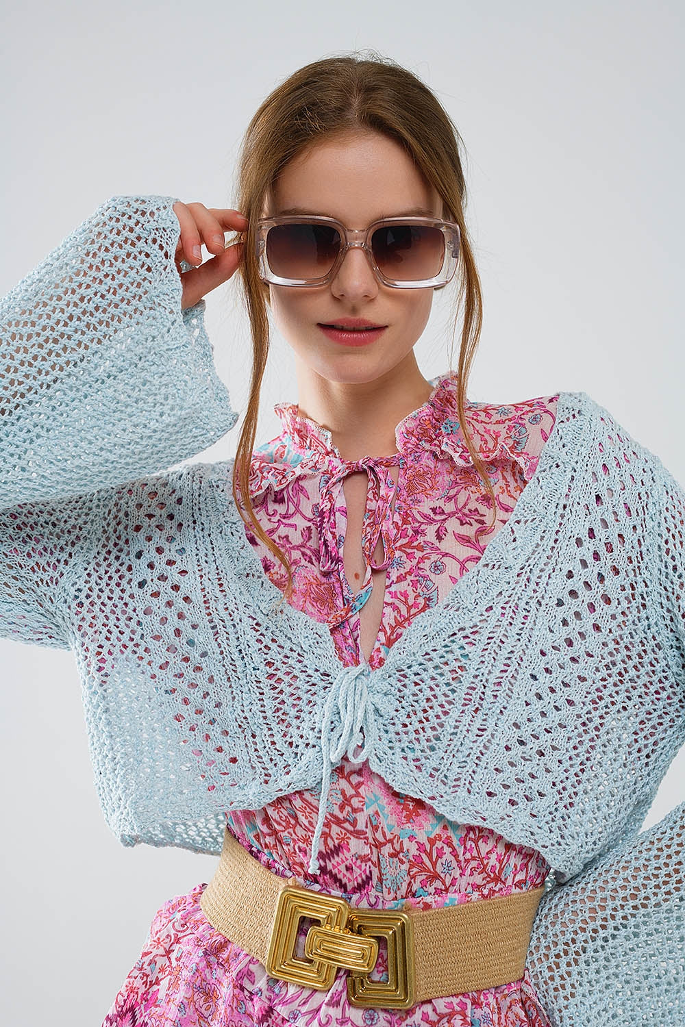 Cardigan court en Baby bleu avec fermeture à nouer