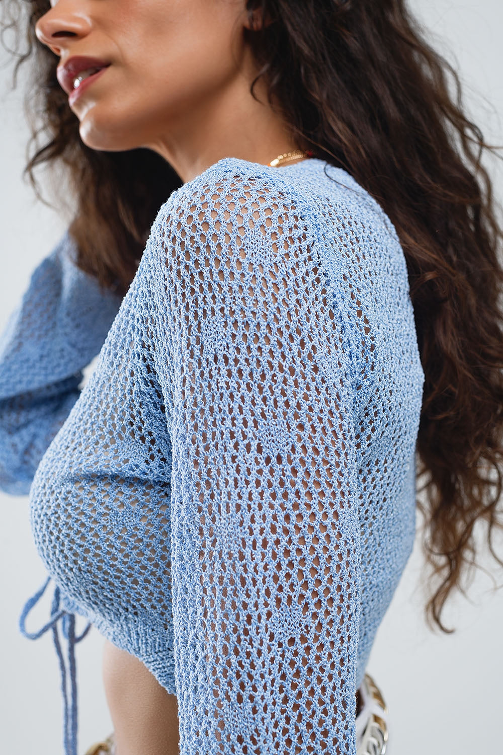 Cardigan court en crochet bleu avec détails en lurex