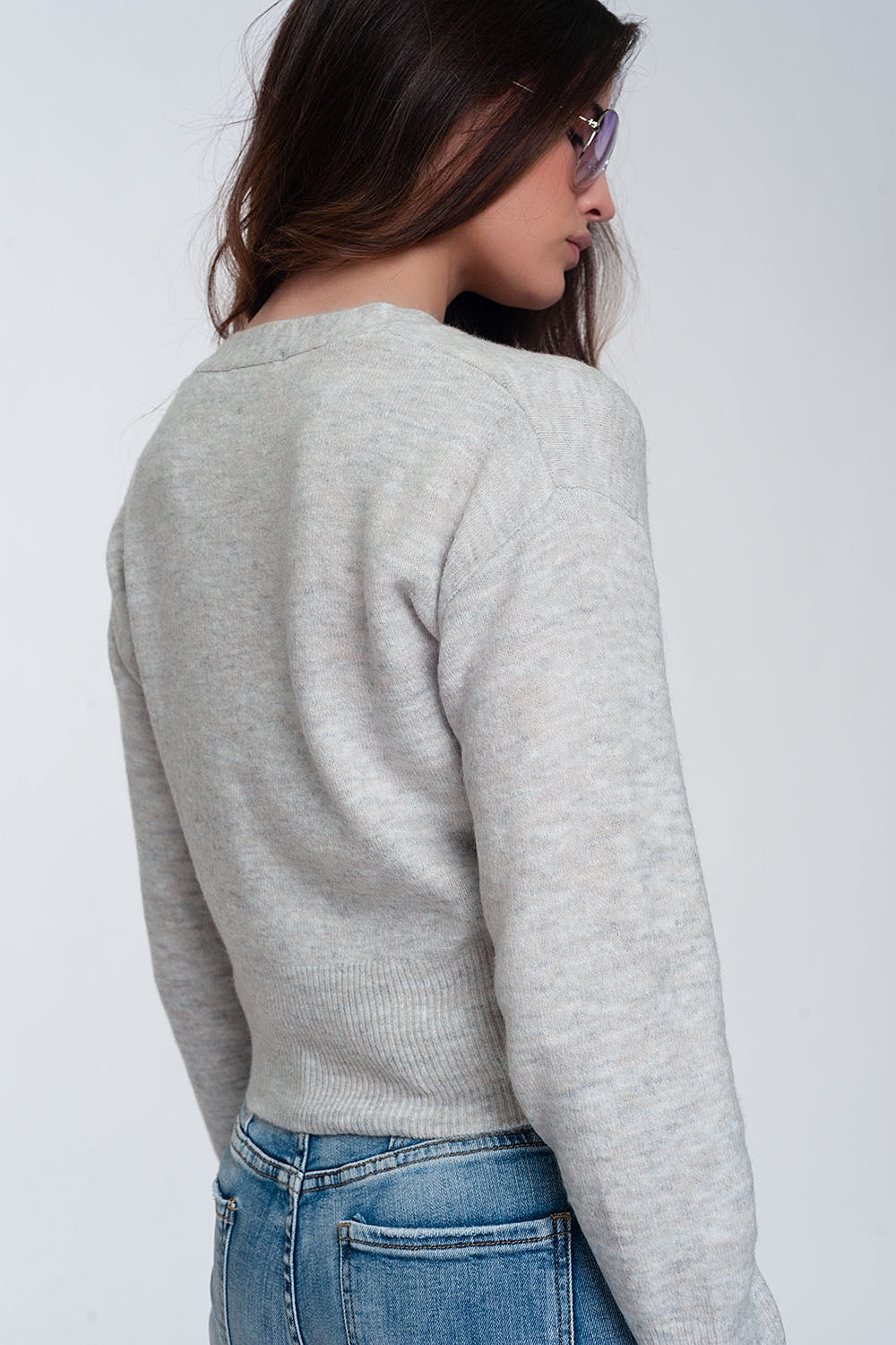 Cardigan court en maille avec boutonnage sur le devant gris clair