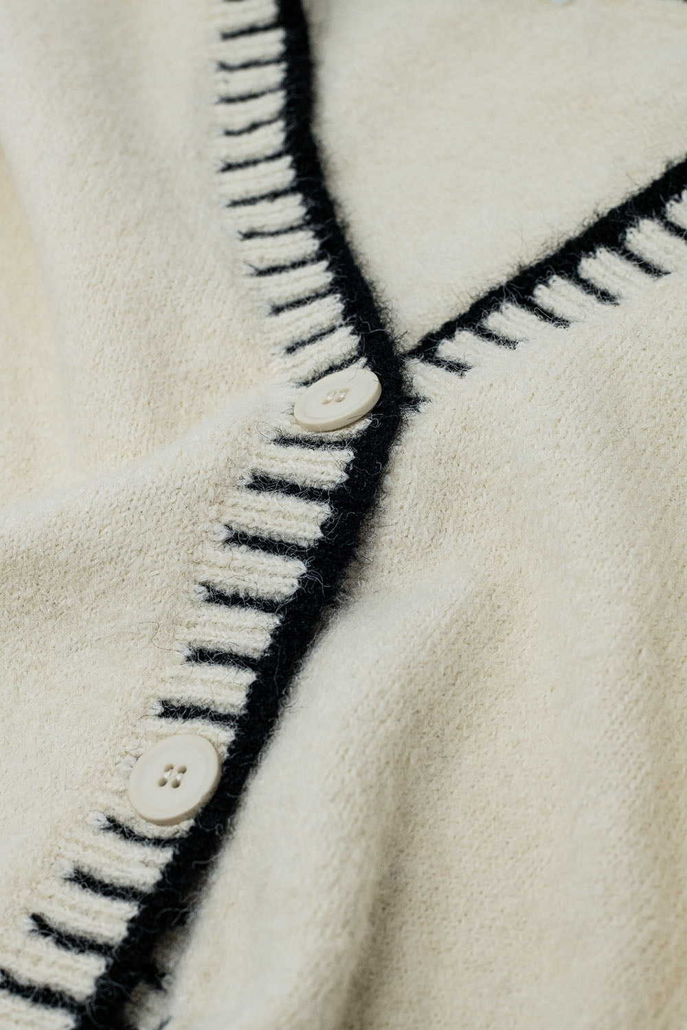 Cardigan crème avec bordures noires