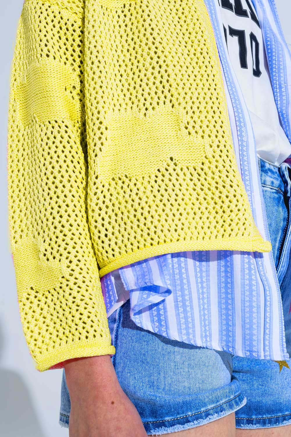 Cardigan en crochet avec nuages en tricot jaune