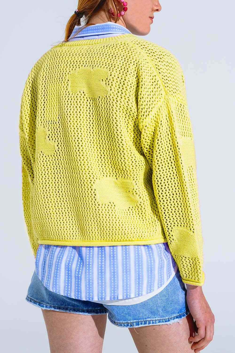 Cardigan en crochet avec nuages en tricot jaune