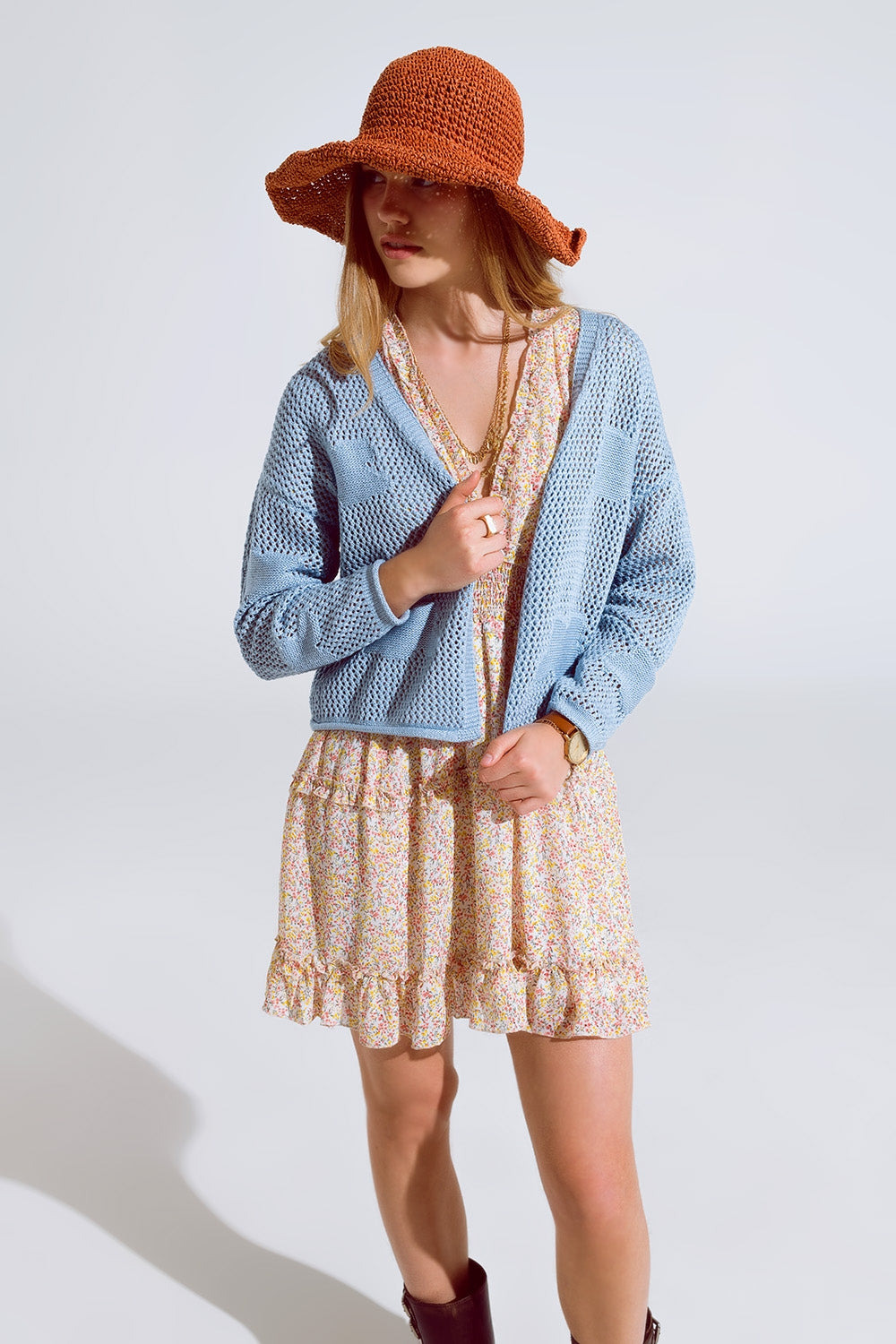 Cardigan en crochet avec nuages tricotés en bleu