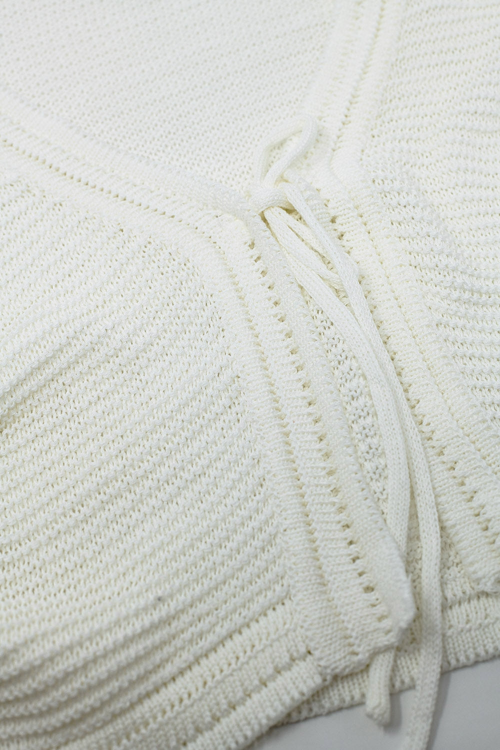 Cardigan en maille à manches longues et clochettes en blanc avec détails de nœuds