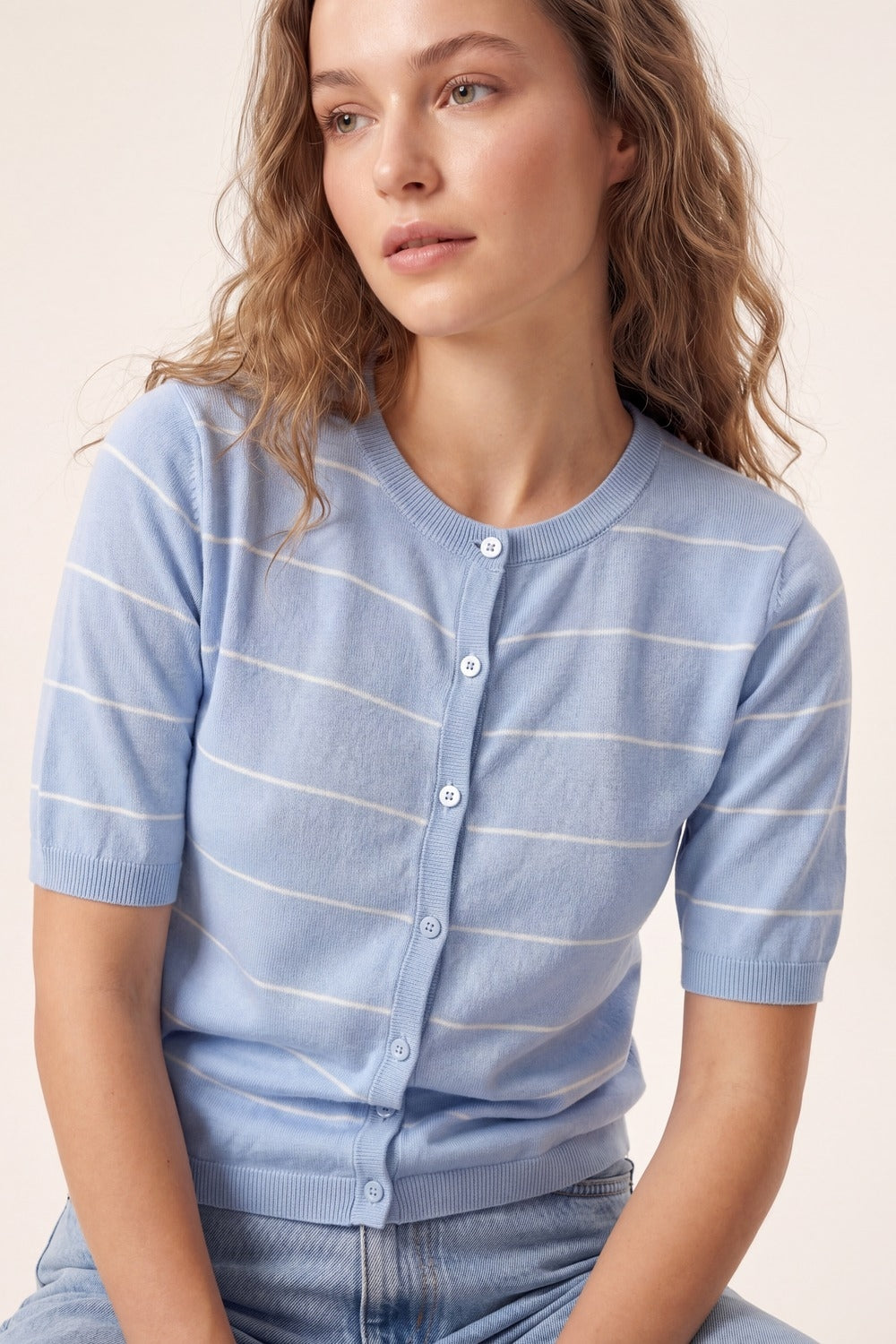 Cardigan en maille bleu clair à rayures avec manches courtes