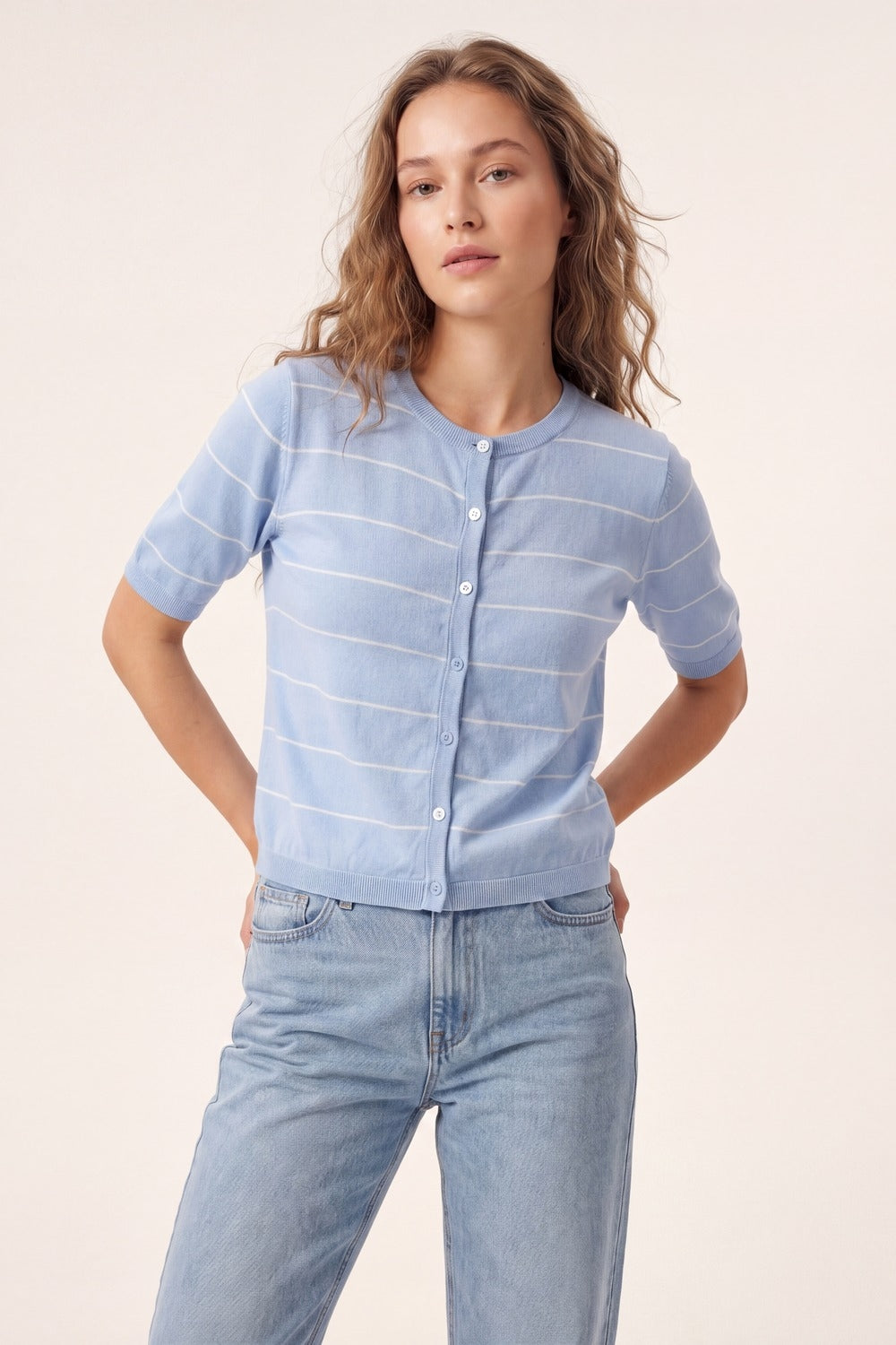 Cardigan en maille bleu clair à rayures avec manches courtes