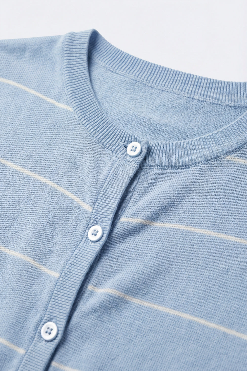 Cardigan en maille bleu clair à rayures avec manches courtes
