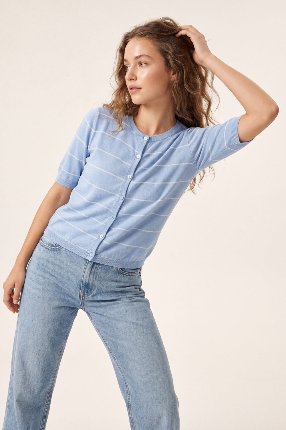 Cardigan en maille bleu clair à rayures avec manches courtes