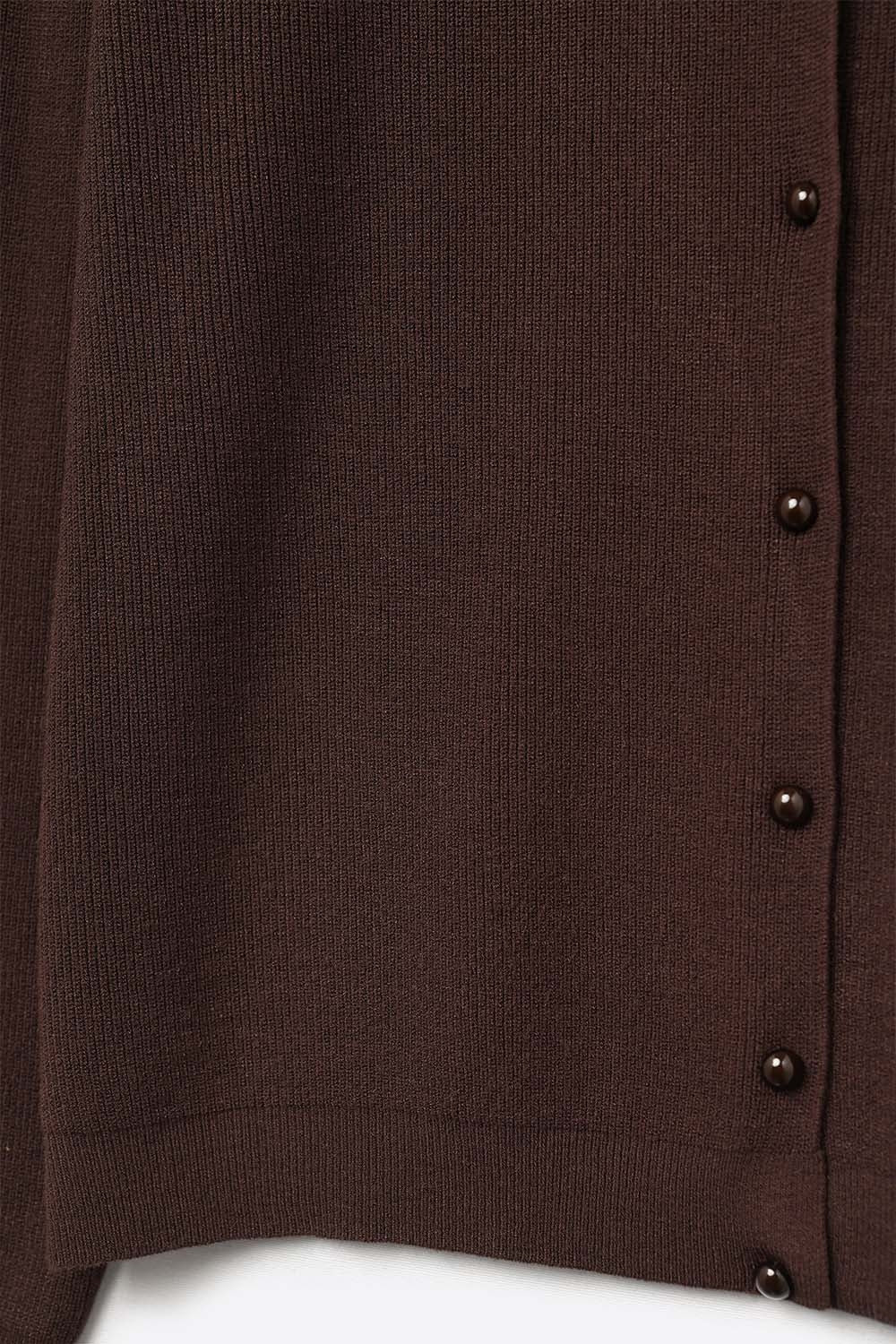 Cardigan en maille côtelée marron avec boutons en nacre