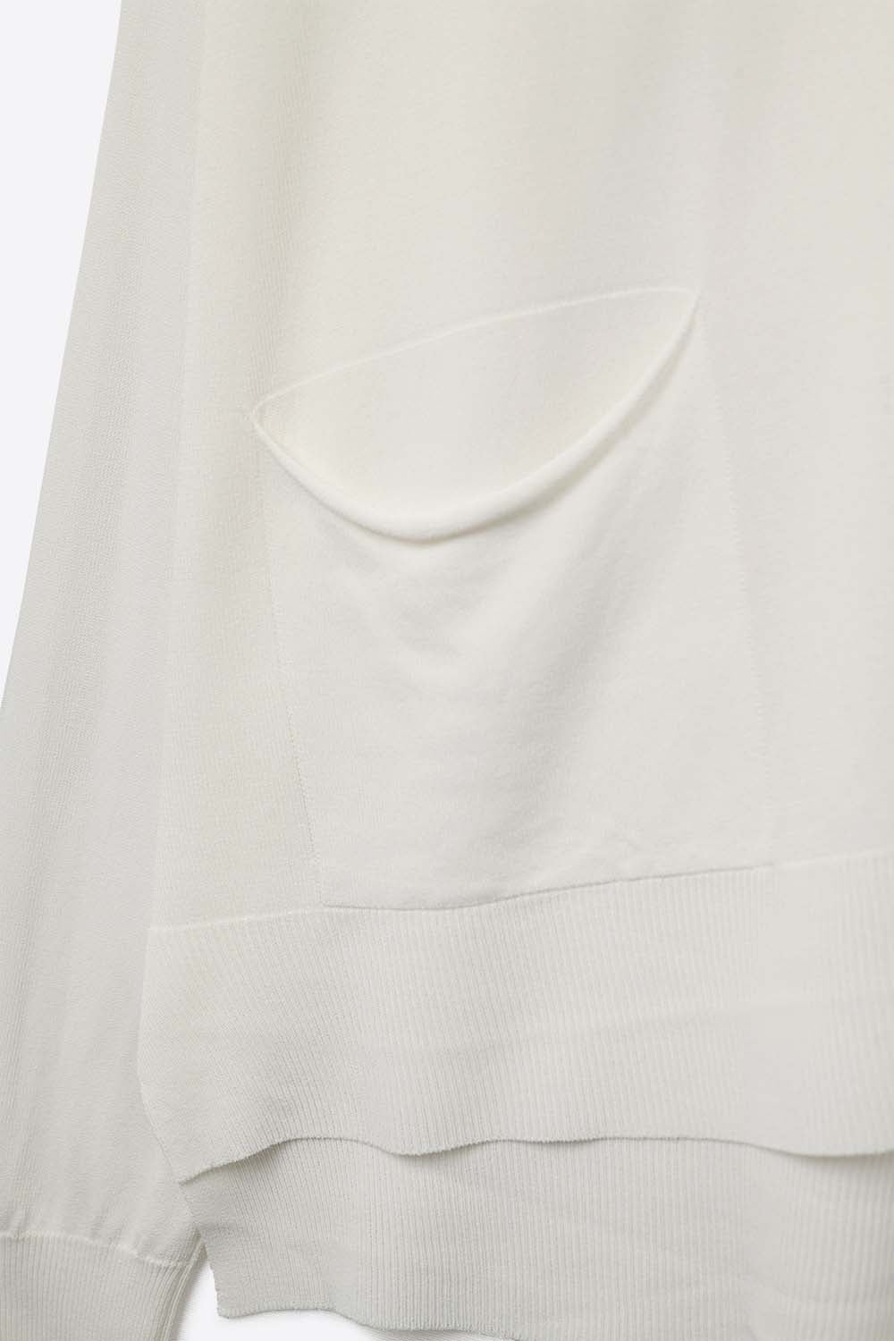 Cardigan en maille fine avec poches sur le devant en blanc