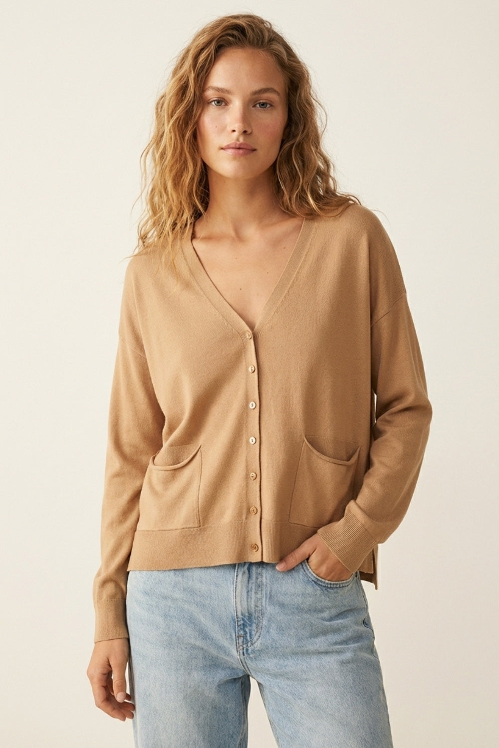Cardigan en maille fine avec poches sur le devant en camel