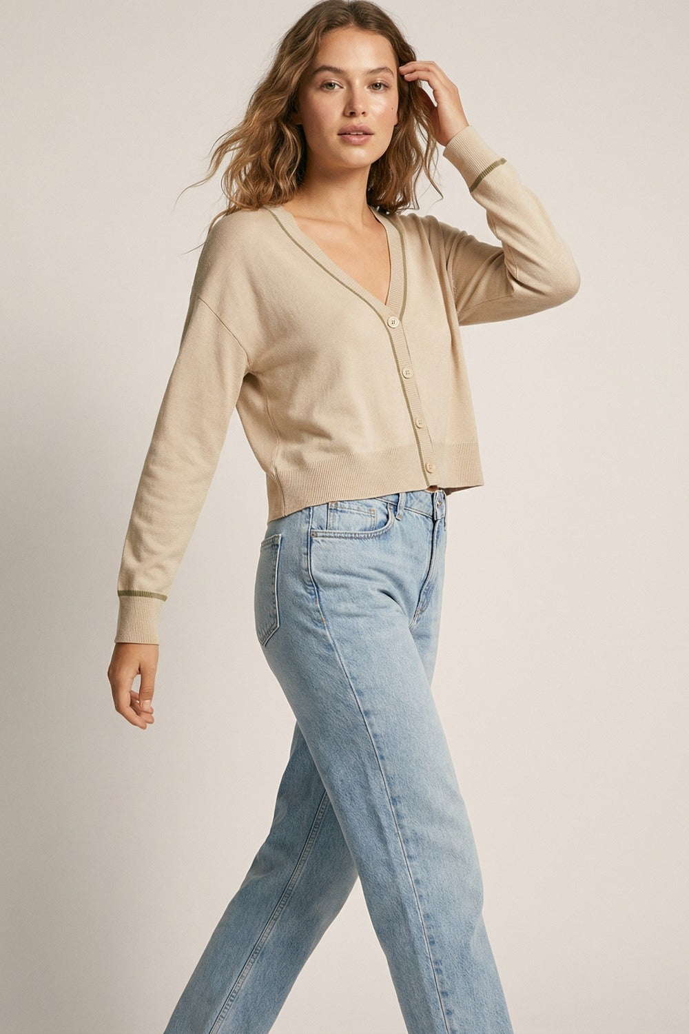 Cardigan en maille fine beige avec bordures contrastées en marron