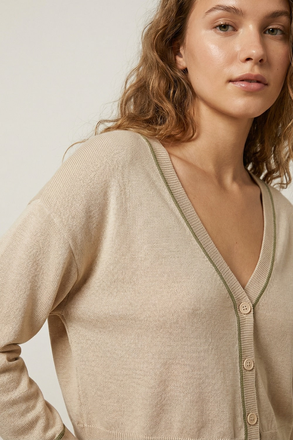 Cardigan en maille fine beige avec bordures contrastées en marron