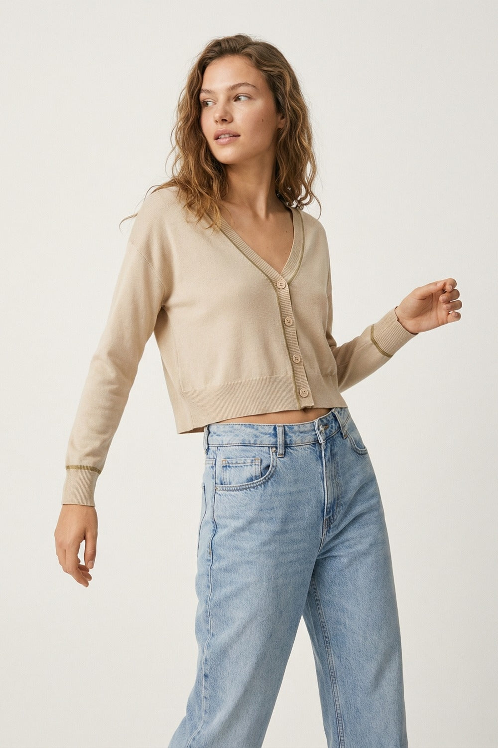 Cardigan en maille fine beige avec bordures contrastées en marron