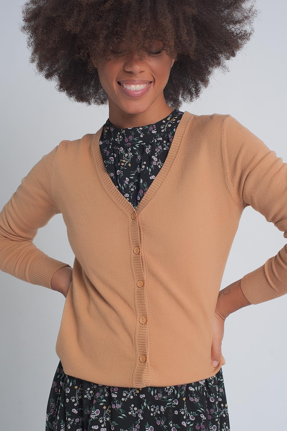 Cardigan en tricot croisé boutonné sur le devant en camel