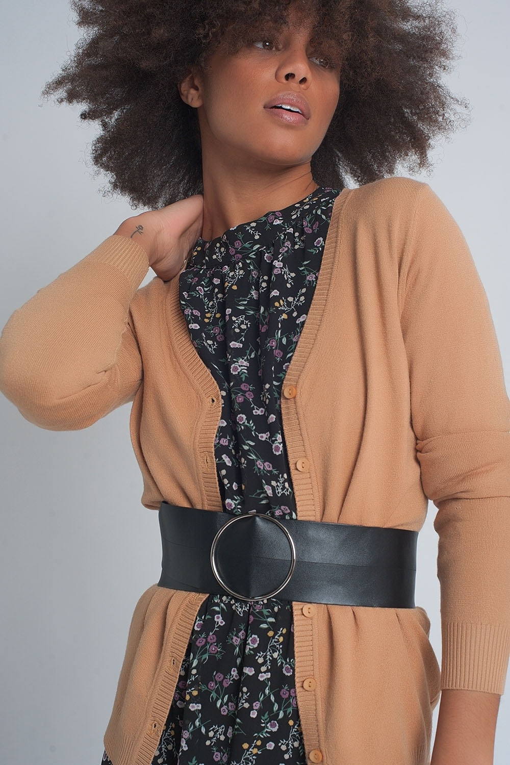 Cardigan en tricot croisé boutonné sur le devant en camel