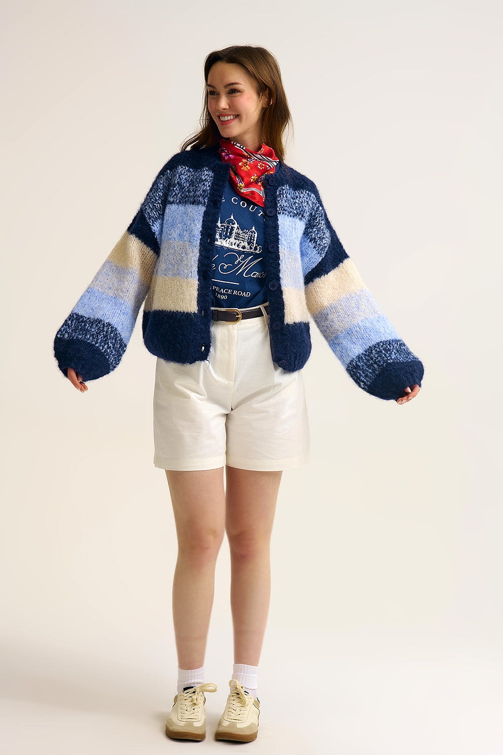 Cardigan en tricot épais dégradé bleu marine avec texture douce et boutons sur le devant