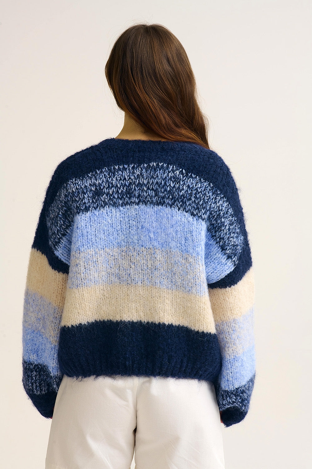 Cardigan en tricot épais dégradé bleu marine avec texture douce et boutons sur le devant