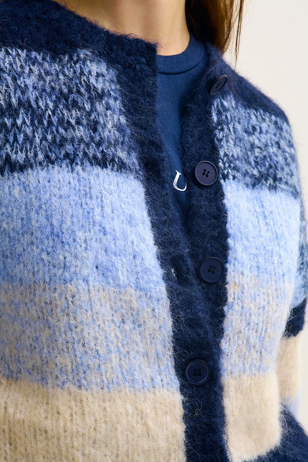 Cardigan en tricot épais dégradé bleu marine avec texture douce et boutons sur le devant