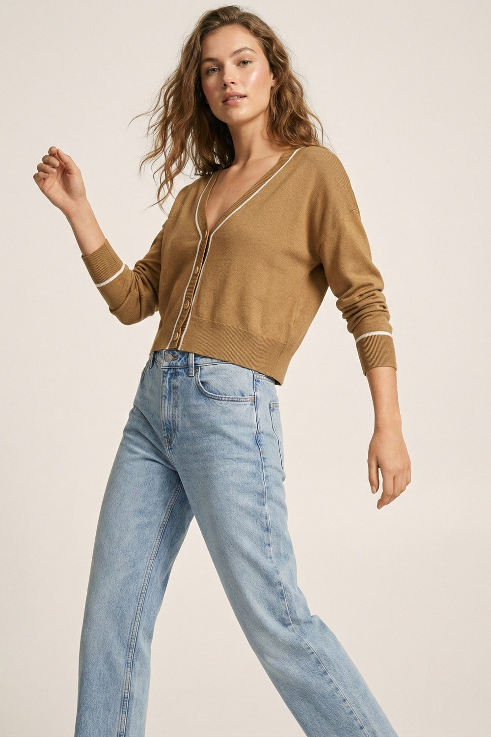 Cardigan en tricot fin camel avec bordure contrastée en blanc