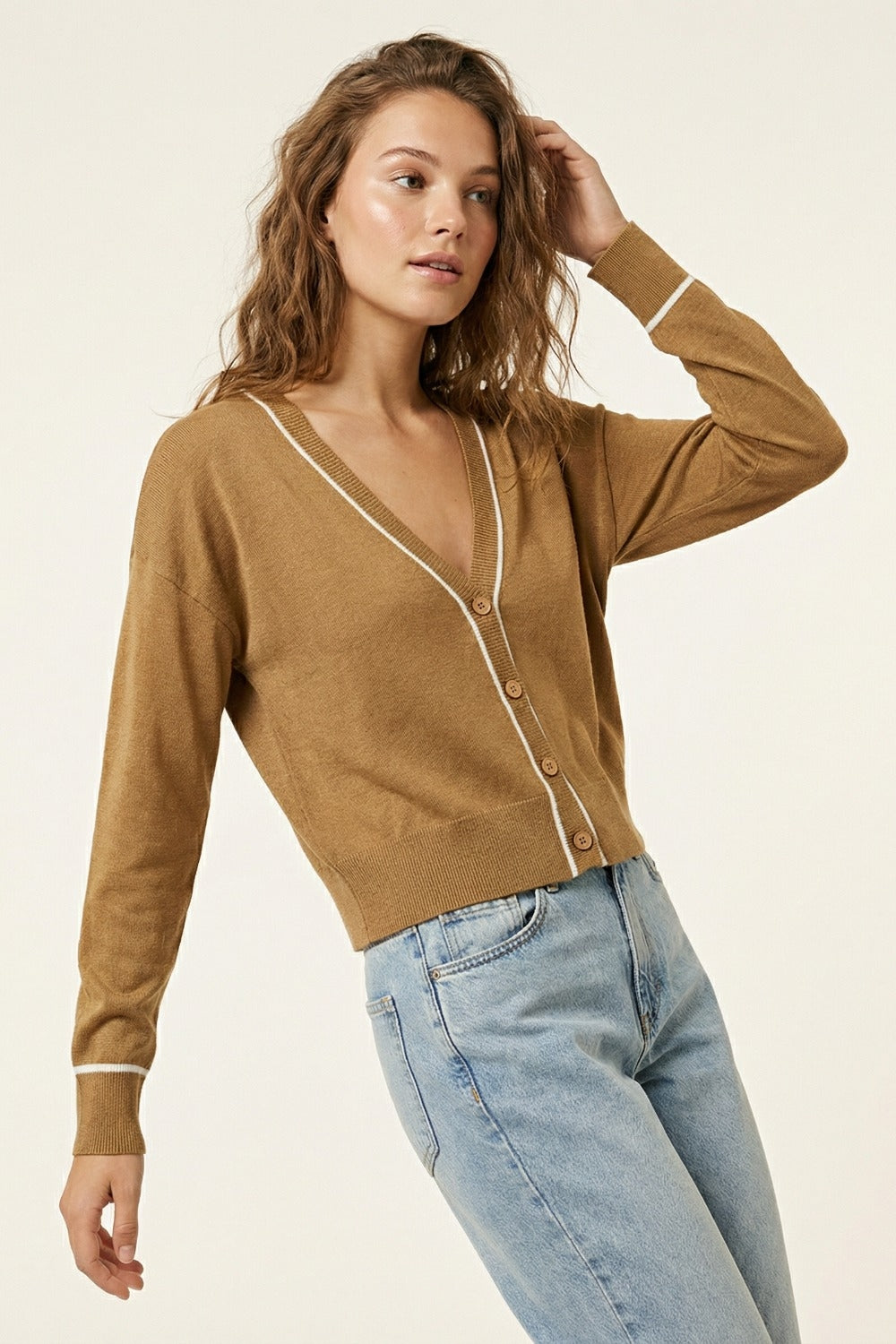 Cardigan en tricot fin camel avec bordure contrastée en blanc