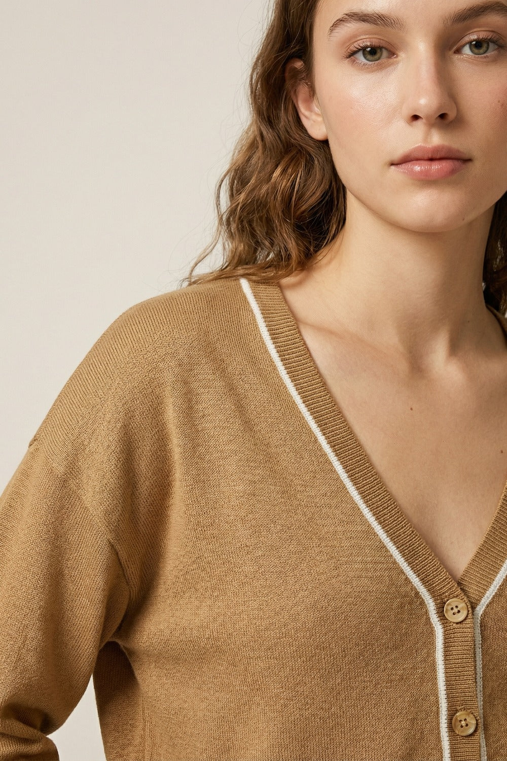 Cardigan en tricot fin camel avec bordure contrastée en blanc