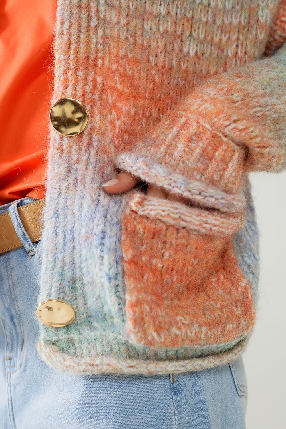 Cardigan en tricot multicolore avec 3 boutons dorés