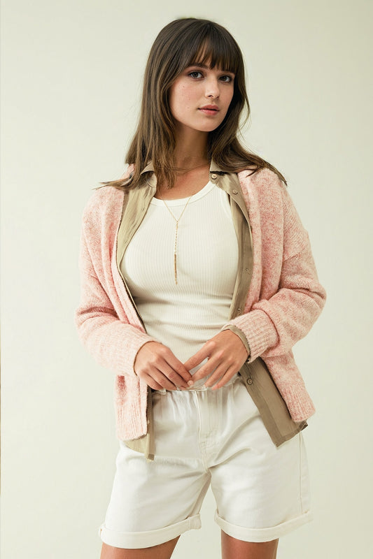 Q2 cardigan en tricot rose avec large col en V et fermeture à boutons